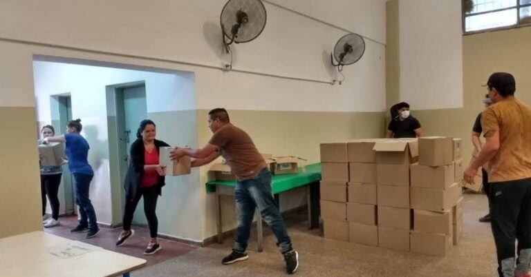 Docentes decidieron entregar cuadernillos junto a los módulos alimentarios.