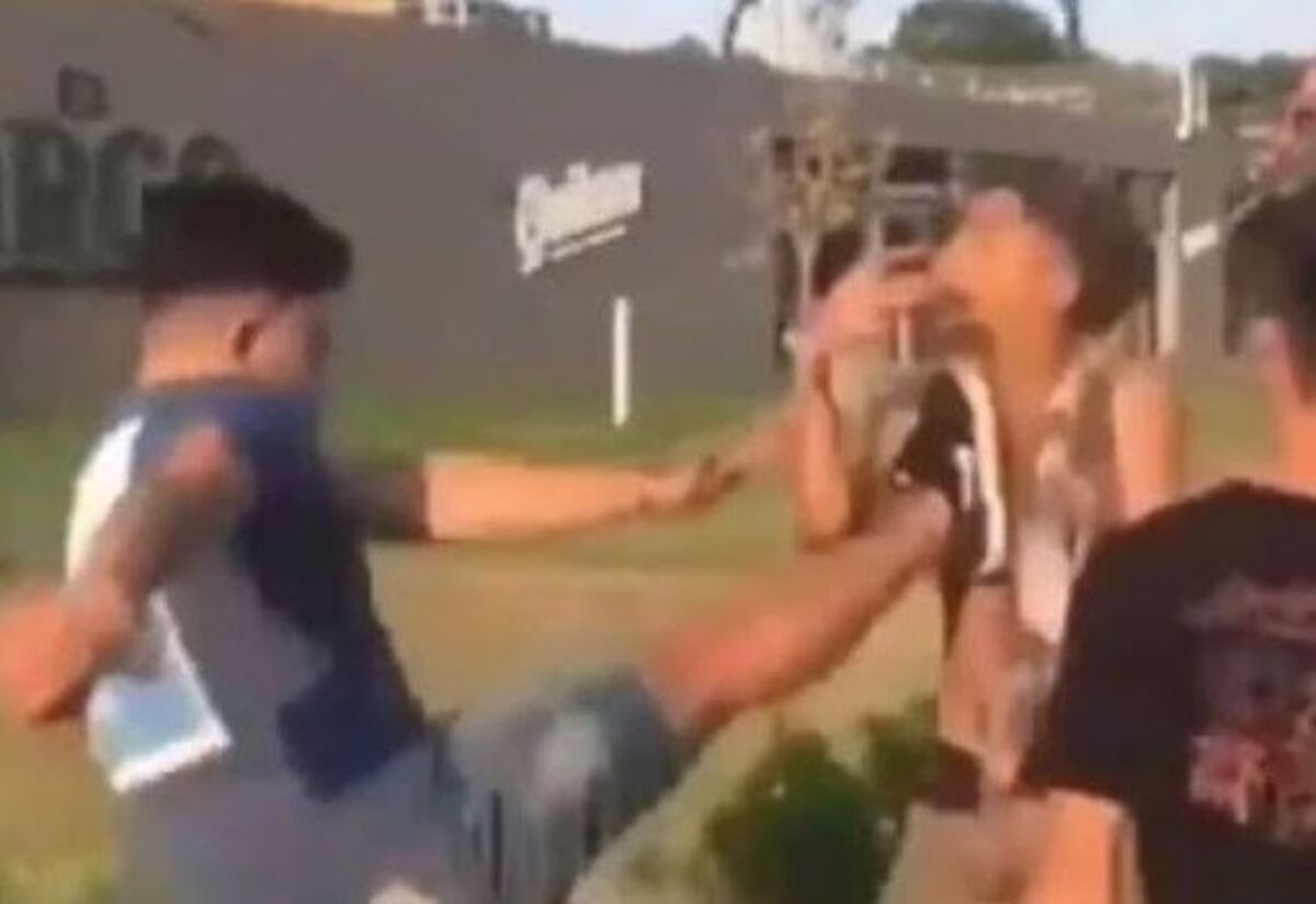 Recibió una feroz paliza cuando comía una hamburguesa en la plaza