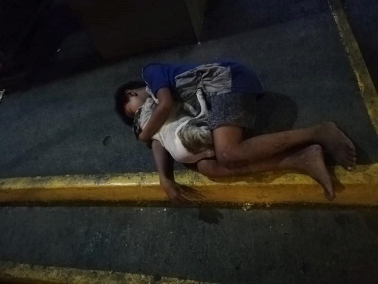 Una sensible imagen de un nene que duerme abrazado a su perro se convirtió en viral