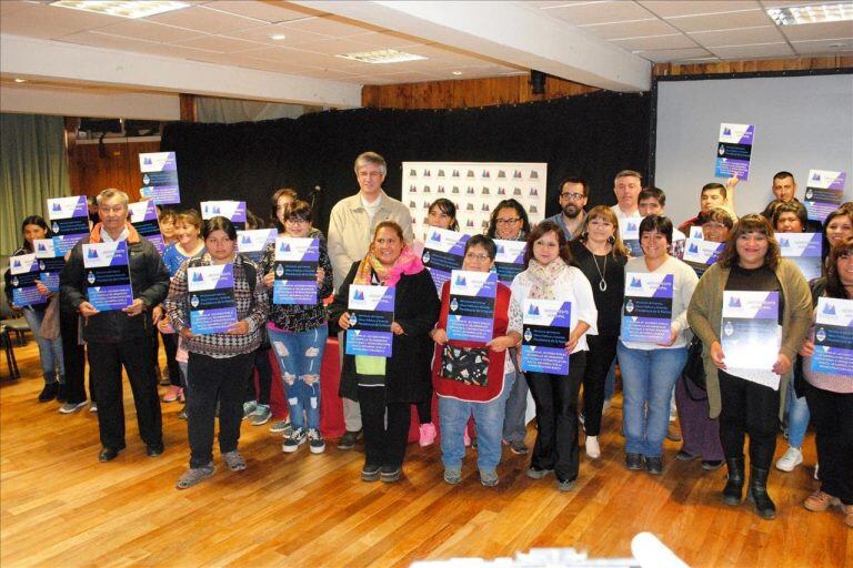 Familias de Esquel recibiendo microcreditos con el Intendente de Esquel Sergio Ongarato.