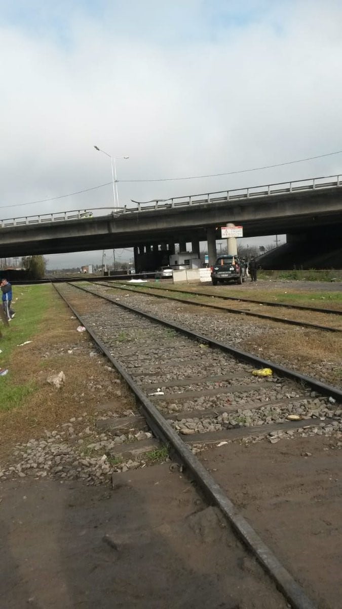 El conductor salió despedido del vehículo y cayó del puente.