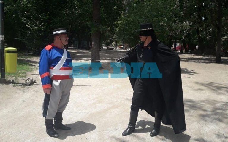 Los Reyes Magos visitaron el Hospital de Niños junto al Zorro y el Sargento García (Foto: Diario El Día)