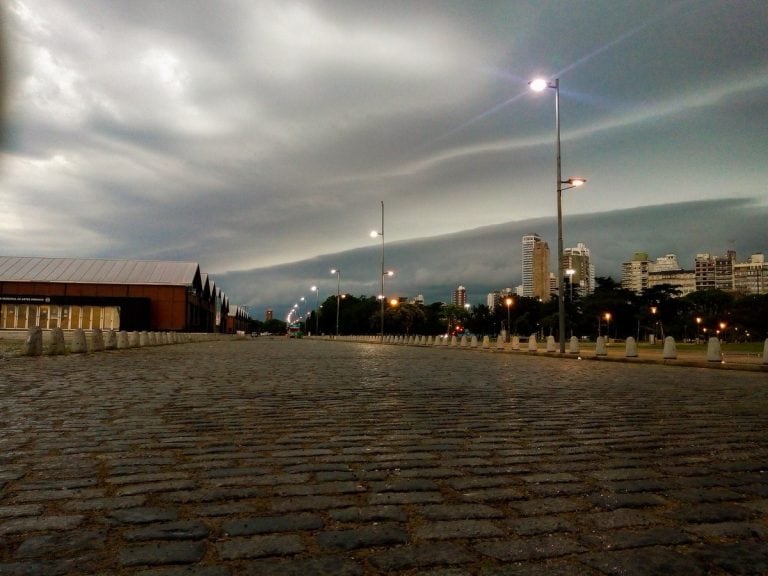 Frente de tormenta en Rosario. (@paulocolacrai)