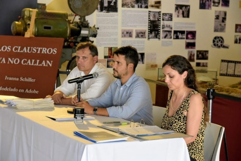 Entrega de escrituras a vecinos beneficiarios del programa provincial "Lo Tengo".