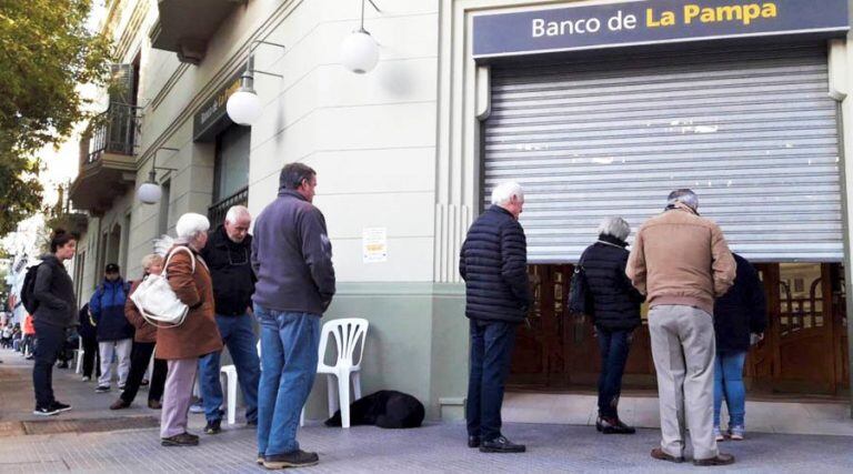 Algunos jubilados hicieron cola desde la madrugada (Diario Textual)