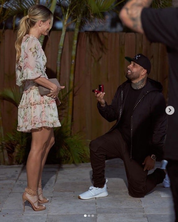 El momento en que Nicky Jam se arrodilló para darle el anillo a su novia.