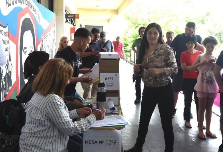 La candidata por el FIT Unidad emitió su voto en el edificio de la Facultad de Trabajo Social (web).