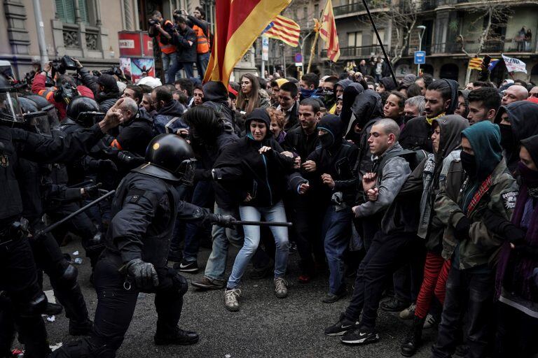 Serios incidentes en Cataluña por la detención de Puigdemont