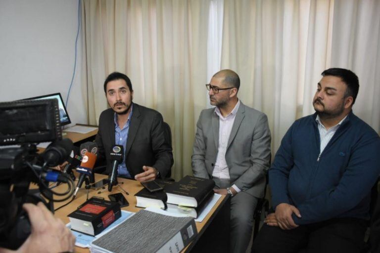 En conferencia. Montiveros Chada, a la izquierda, y secretarios del juzgado. Foto: El Diario de la República