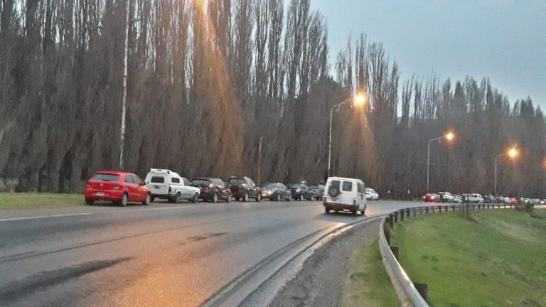 Autos Esquel cola para cargar nafta