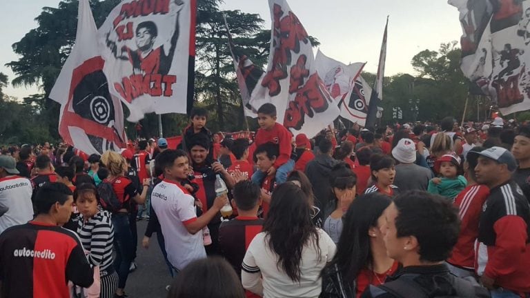 Los hinchas que se quedaron en Rosario también participaron del Banderazo.