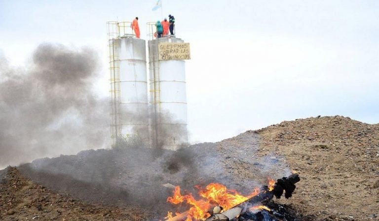 Cuatro operarios amenzaron con arrojarse de los silos por falta de pago.