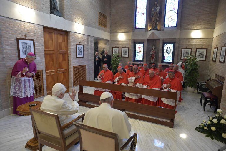 Francisco y Benedicto conociendo a los nuevos cardenales (AFP)