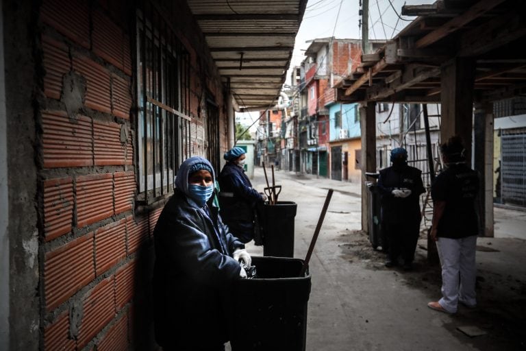 AME7731. BUENOS AIRES (ARGENTINA), 05/05/2020.- Personal de limpieza realiza su trabajo en el interior del barrio Villa 31 hoy martes, luego del crecimiento de los casos detectados de COVID-19 en barrios populares de la ciudad de Buenos Aires (Argentina). EFE/Juan Ignacio Roncoroni