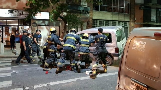 Un utilitario quedó volcado en medio de la calle en Santa Fe y Lagos. (La Capital)