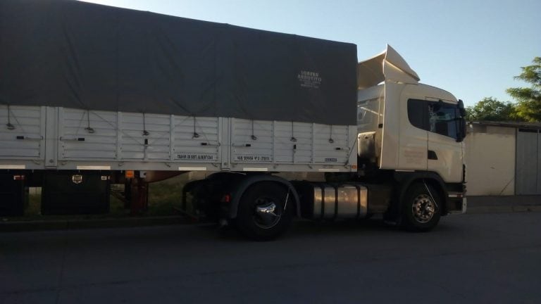 Auto choca a un camion en Arroyito