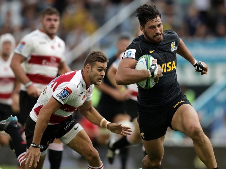 Argentina's Jaguares N8 Javier Ortega Desio (R) runs to score a try against South Africa's Lions during their Super Rugby match at Jose Amalfitani stadium in Buenos Aires, on March 24, 2018. / AFP PHOTO / Alejandro PAGNI