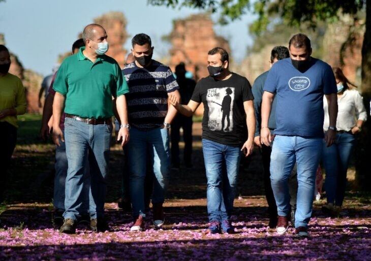 Oscar Herrera Ahuad en la recorrida por las Ruinas Jesuíticas de San Ignacio.