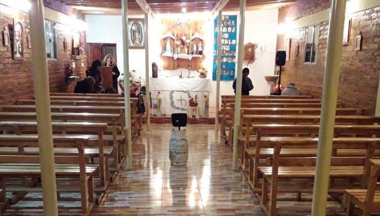 Además de levantar el templo, la familia se encargó también de amueblarla.