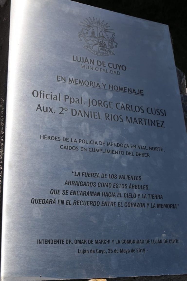 La placa que colocaron en el lugar.