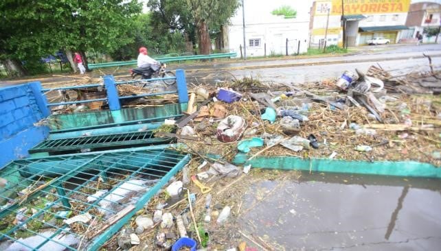 En Juan B. Justo y el canal, la basura tapó todos los desagües. Se inundó La Villita.