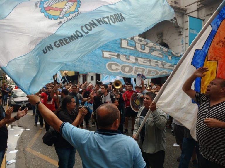 La protesta de Luz y Fuerza de este lunes con ataques a huevazos a Cadena 3 y rotura de vallas en la Lotería.