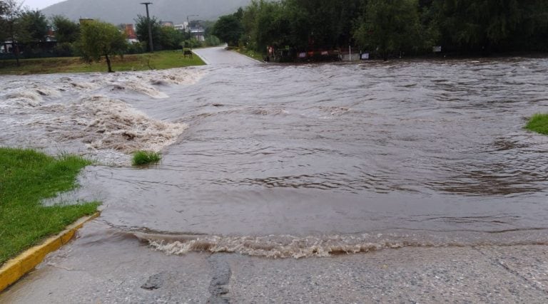 Creciente del río San Antonio en el vado Las Brisas.