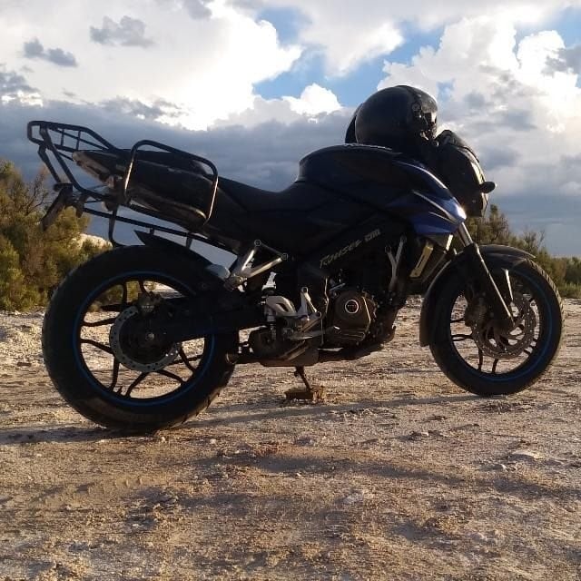 La Rouser Bajaj NS 200 es negra con detalles azules.