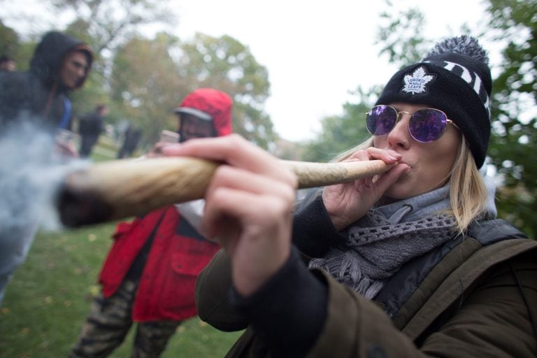 Una mujer fuma marihuana en una fiesta en un parque de Toronto para celebrar su legalización. Crédito: Geoff Robins / AFP.