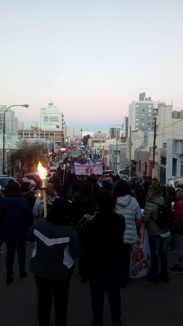 Marcha de antorchas por las calles de la ciudad.