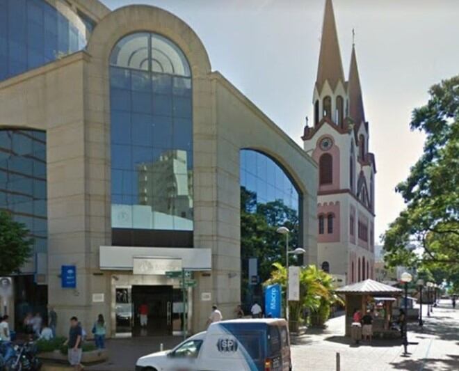 La misma esquina de Colón y San Martín en la actualidad, frente a la Plaza 9 de Julio, donde antaño funcionaron varios comercios. Al fondo la catedral de San José. (Posadas del Ayer)