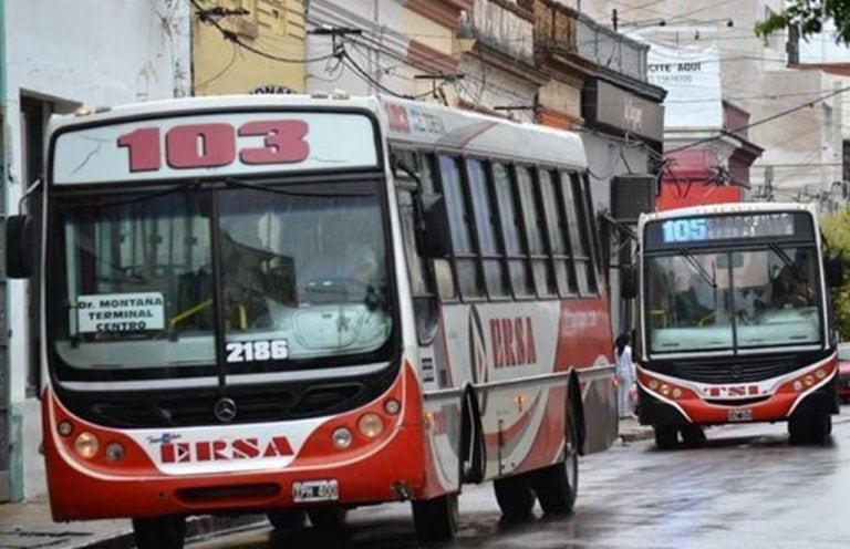 Imagen archivo. Un colectivero de la línea 103 fue asaltado por delincuentes y lo agredieron con un cuchillo en el barrio Esperanza.