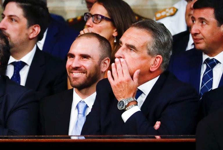 El ministro de Economía Martin Guzman con Agustín Rossi durante la Asamblea. (AP Photo/Marcos Brindicci)