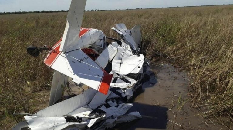 Así quedó la avioneta fumigadora al caer en el campo.