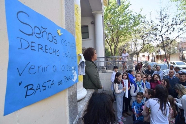 La rectora de la escuela salió a hablar con los padres.