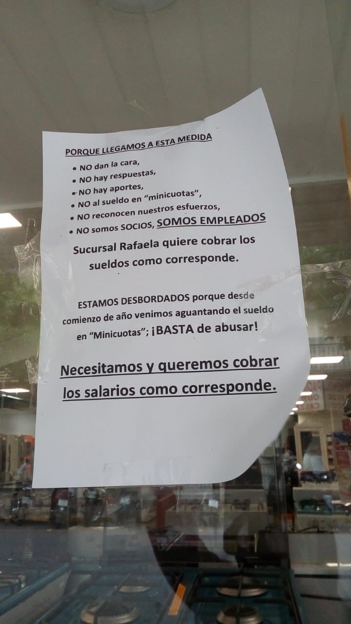 Los folletos que se encuentran pegados en las vidrieras de Minicuotas Ribeiro local, (Vía Rafaela)