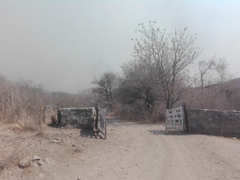 La Calera: La tranquera del Camino a San Fernando abierta para permitir el paso de los Bomberos.