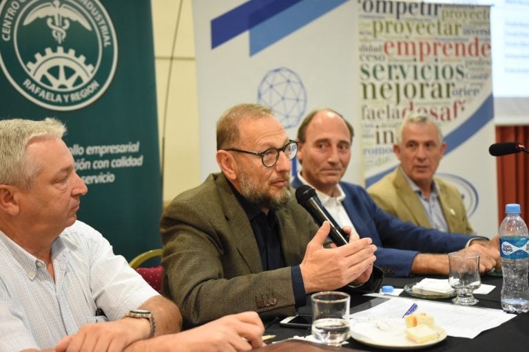 Marcos Corach (hablando) junto a Pedro Rostagno (Sociedad Rural), Gabriel Gentinetta (CCIRR) y Daniel Frana (ACDICAR) / Prensa Municipalidad de Rafaela