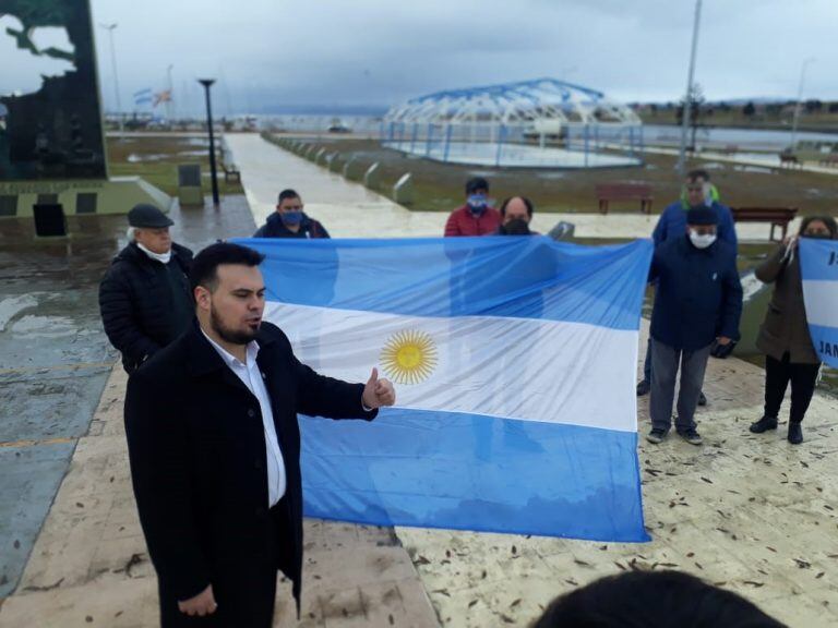 Se expuso la causa por la cual se lucha y la conclución es que no se pueden tomar acciones contra la bandera de manera arbitraria. El respeto hacia los Símbolos Patrios está primero que cualquier acción o manifestación de cualquier organización.