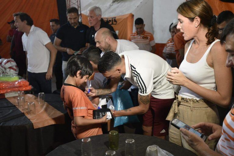 Matías Suárez visitó al club Unión San Vicente.