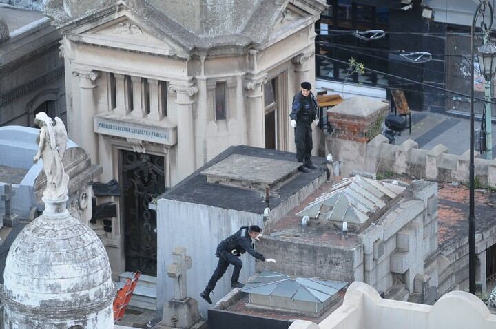 Así quedó el mausoleo de Ramón Falcón tras la explosión en el Cementerio de Recoleta. (Clarín)