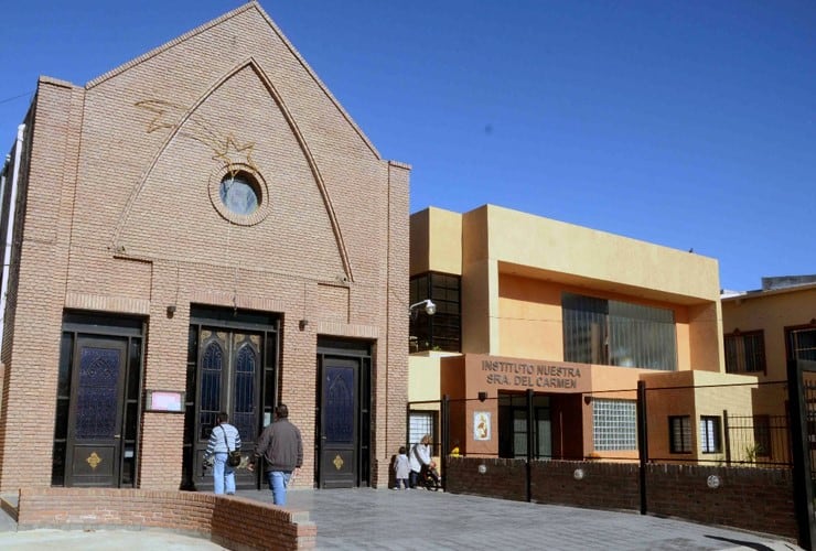 Los hermanos van al Instituto “Nuestra Señora del Carmen”.