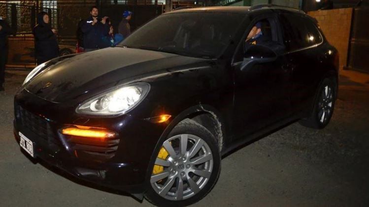 Porsche modelo Cayenne turbo, año 2011, chasis: WP1ZZZ92ZBLA85092; motor marca Porsche 4.8 V8 NºM4852B05547, pintura guardabarros delantero izquierdo sin brillo, limpiaparabrisas trasero roto, dominio JYX-808, Base U$S 38.000.