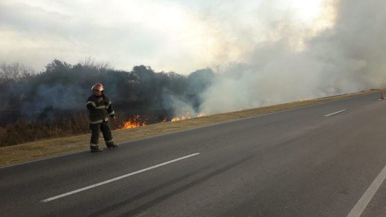 Incendio de vehículo en Villa del Rosario