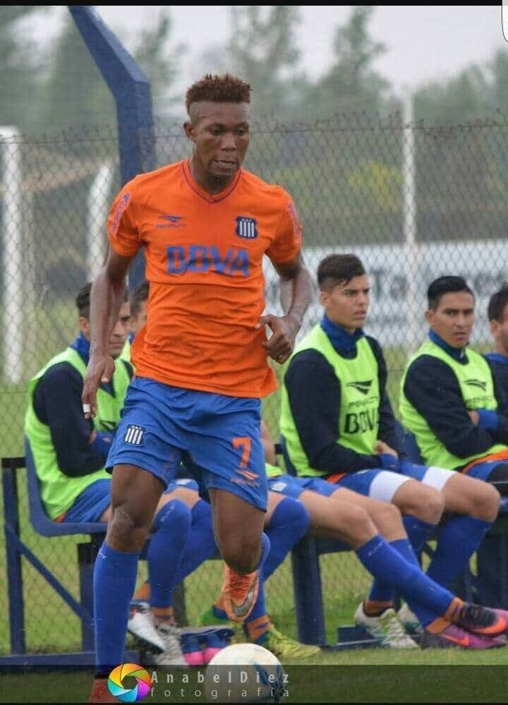 Emeka Oparaugo cuando reciçén llegaba a Córdoba jugó en Talleres y después recaló en Amsurrbac,en la Liga Cordobesa.