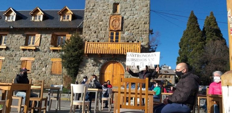 Reclamo de gastronómicos en Bariloche (Bariloche2000).