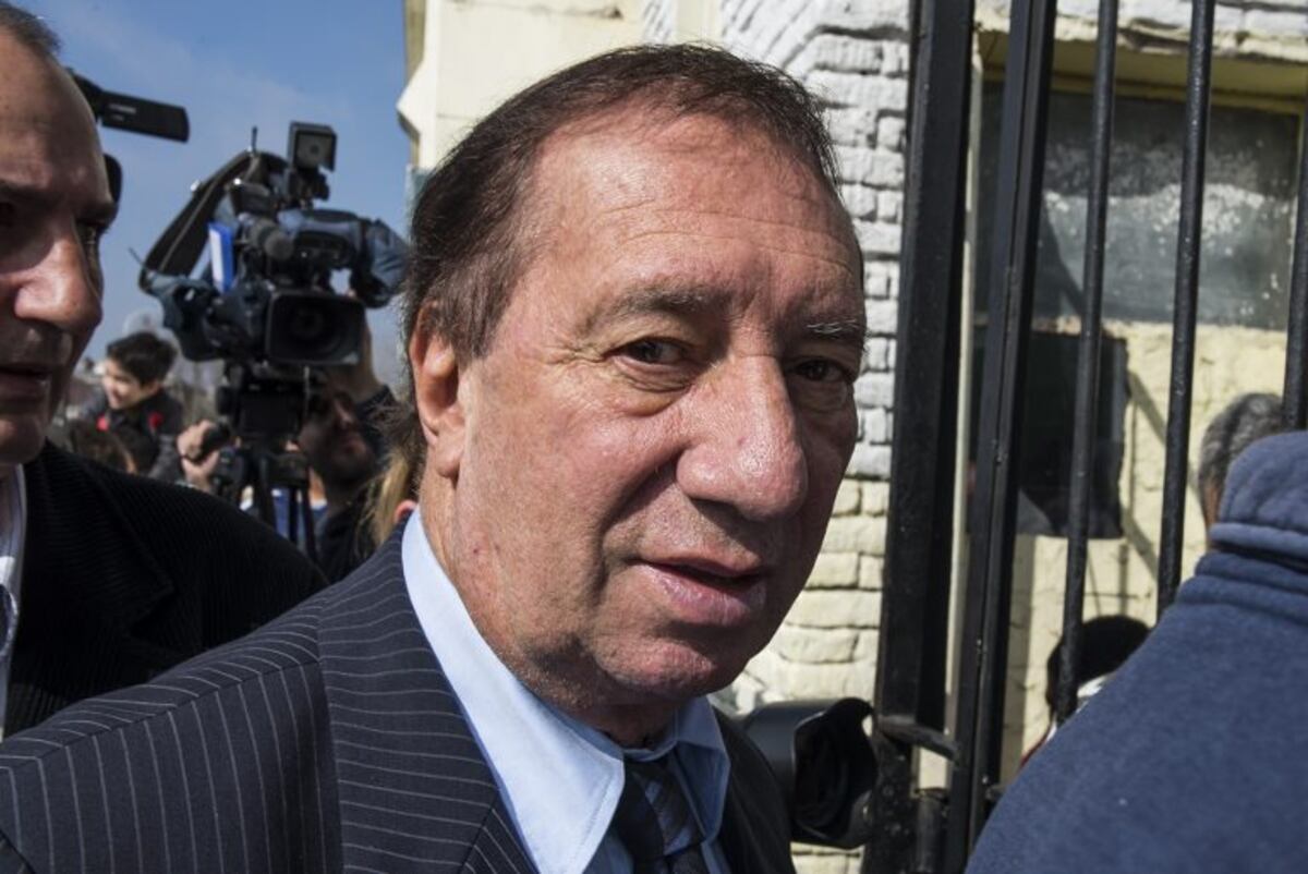 Carlos Bilardo fue internado por una descompensación