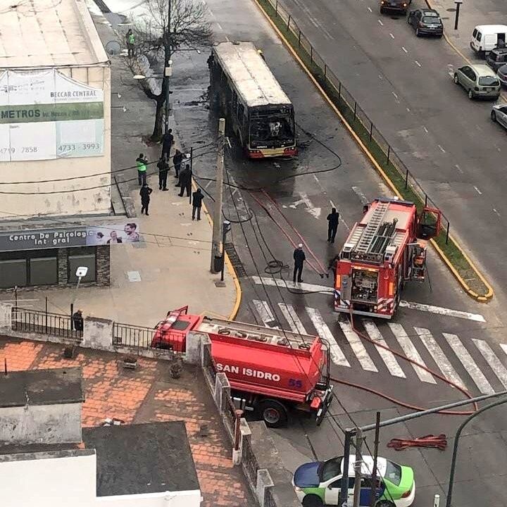 Se incendió un colectivo de la línea 60 en San Isidro (Foto: Twitter/feresjaime)