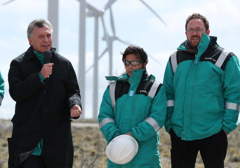 Fotografía cedida por la Presidencia de Argentina que muestra al mandatario argentino, Mauricio Macri habla el miércoles 17 de octubre de 2018, durante la inauguración del Parque Eólico Manantiales Behr de YPF, en la provincia de Chubut. Crédito: EFE/Cortesía Presidencia de Argentina.