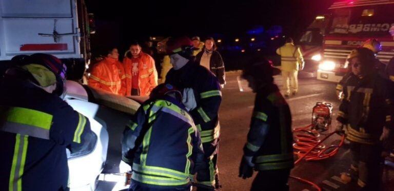 Los bomberos estuvieron trabajando durante la madrugada sobre el carril que va hacia el norte. (CWSP)